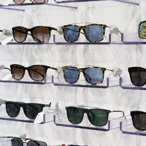 okulary przeciwsłoneczne na pólkach