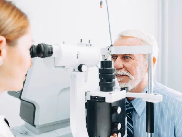 badany wzrok u starszego człowieka